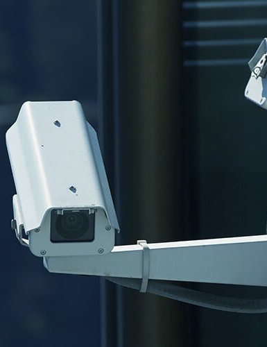 Kamera monitoringu na narożniku budynku
