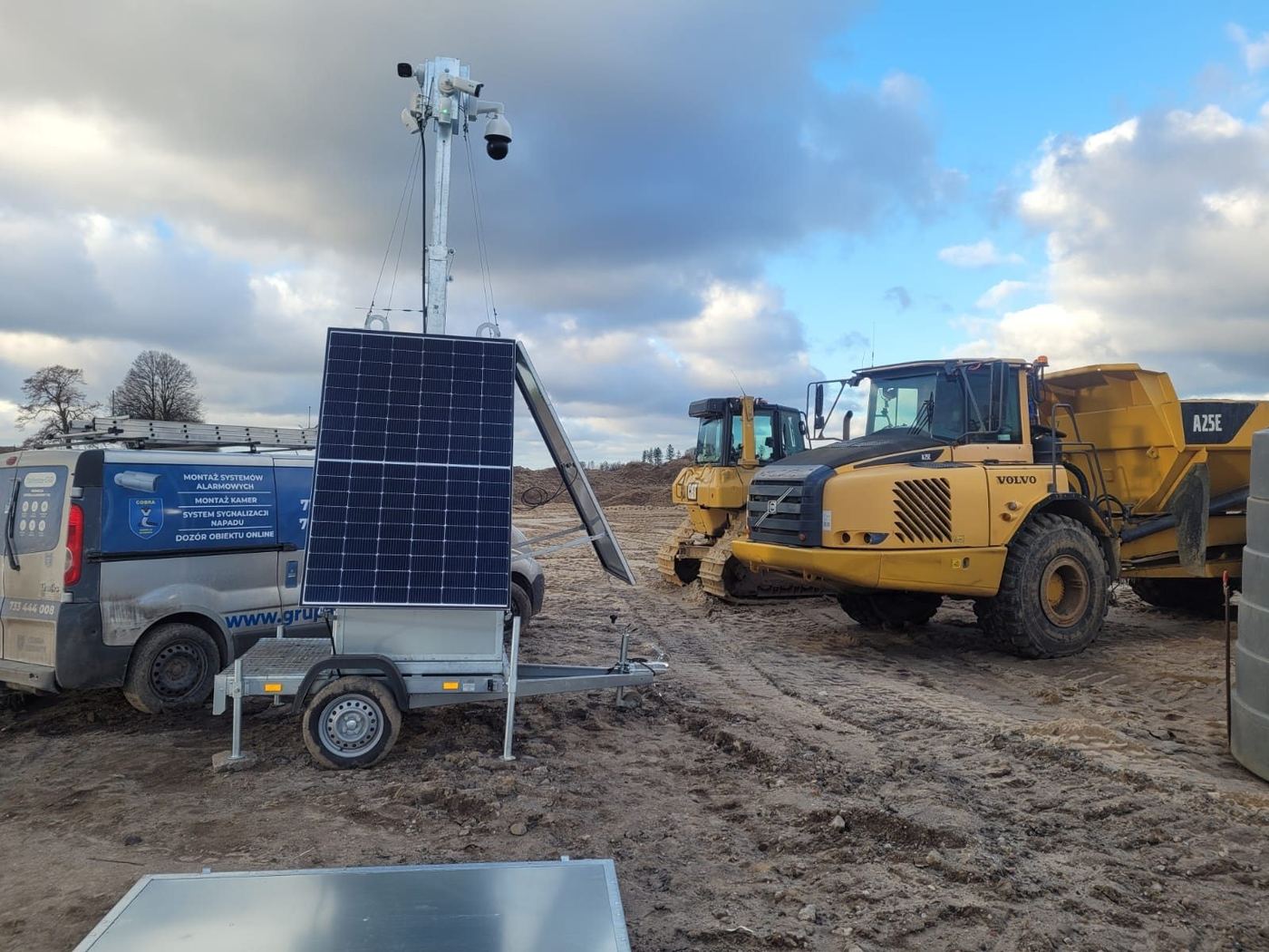 Mobilna wieża monitorująca z panelem solarnym na terenie inwestycji drogowej
